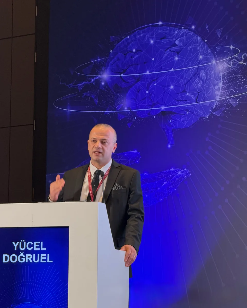 Yücel Doğruel bir kongrede kürsüde konuşurken